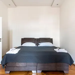 Apartment Centre, Prag