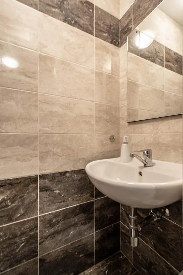Ruzova Apartment By Ruterra Prague