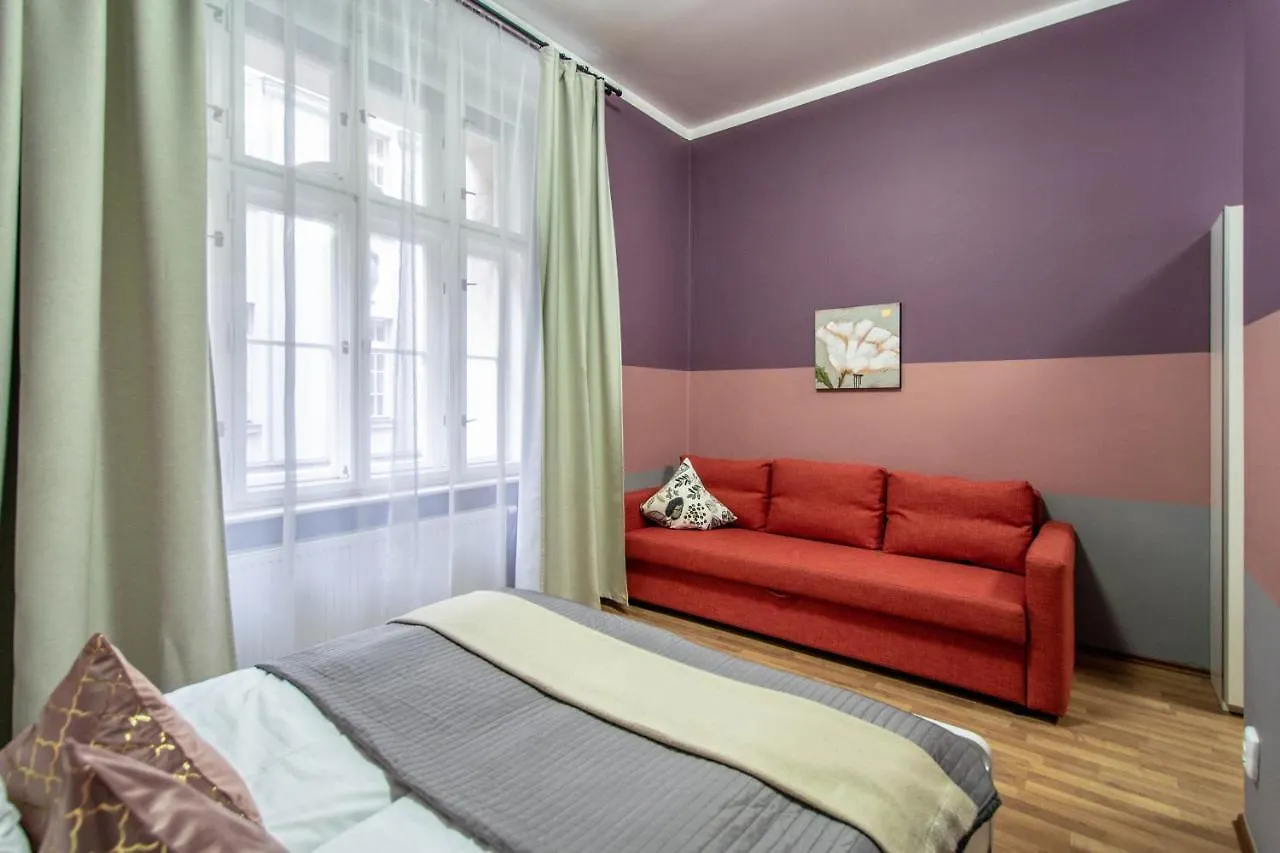 Ruzova Apartment By Ruterra Prague