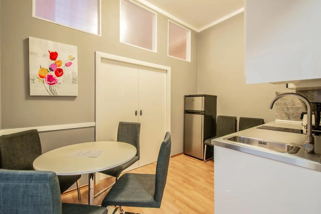 Ruzova Apartment By Ruterra Prag